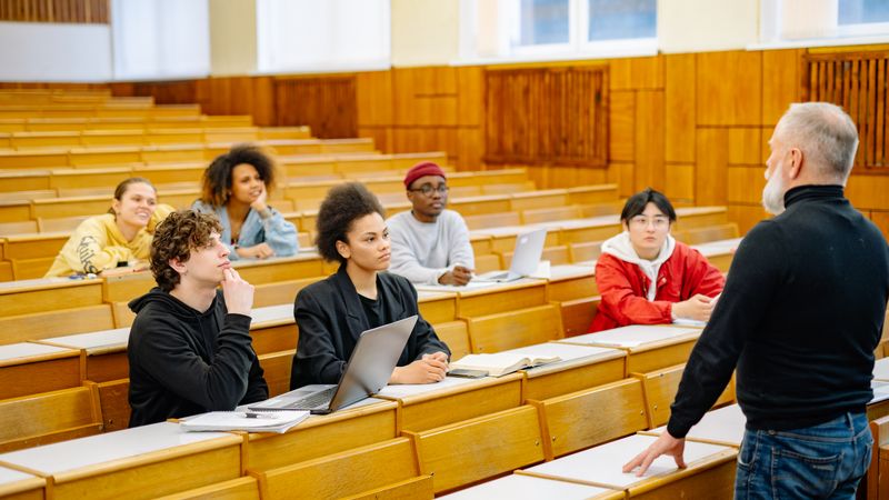Étudiants suivant un cours de Machine Learning devant un ordinateur