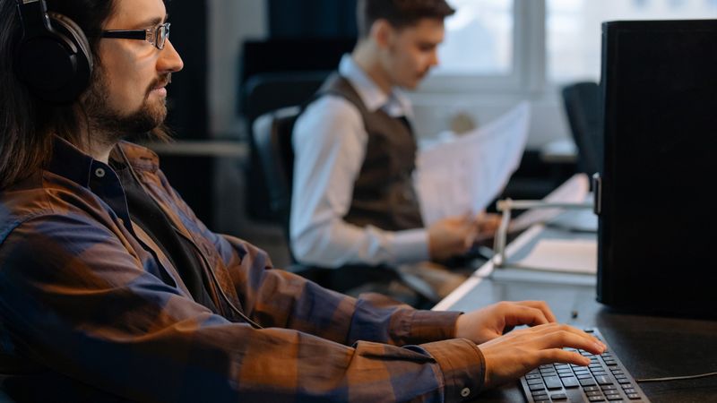 Professionnel en reconversion travaillant sur plusieurs écrans