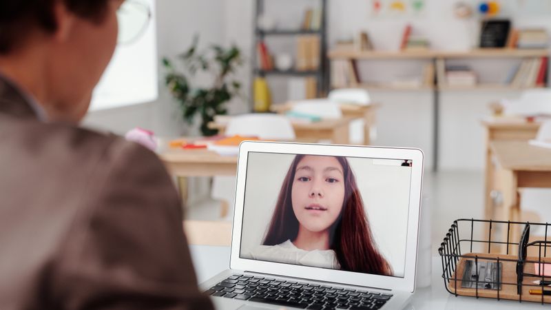 Étudiante suivant une formation en ligne en visioconférence
