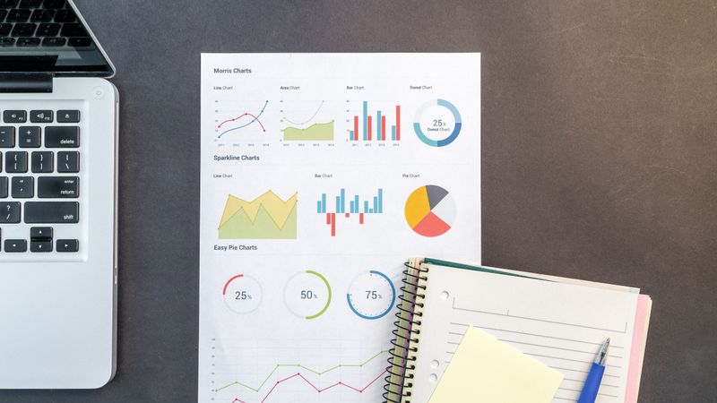 Graphiques d'analyse de données affichés sur un bureau de travail
