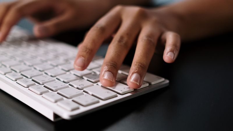 Mains rédigeant une instruction sur un clavier
