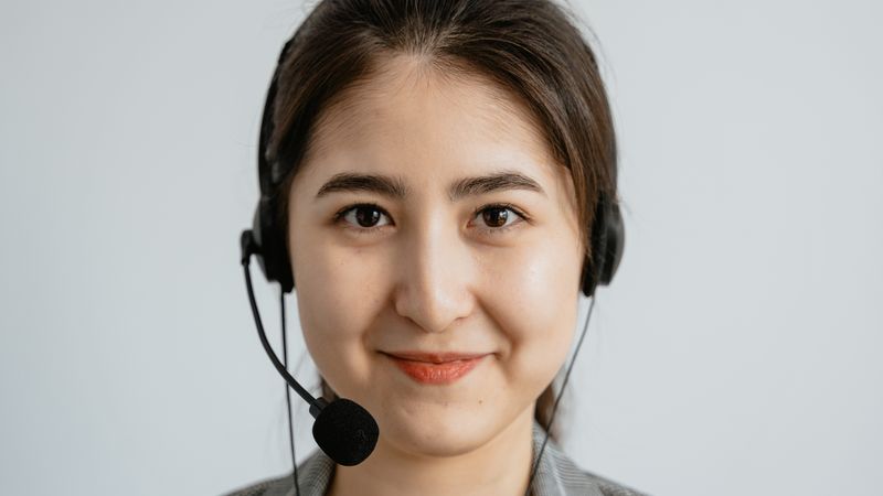 Conseillère répondant aux questions des clients avec un casque