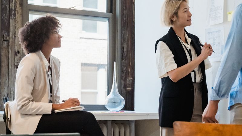 Entretien professionnel autour d'une rémunération dans un bureau